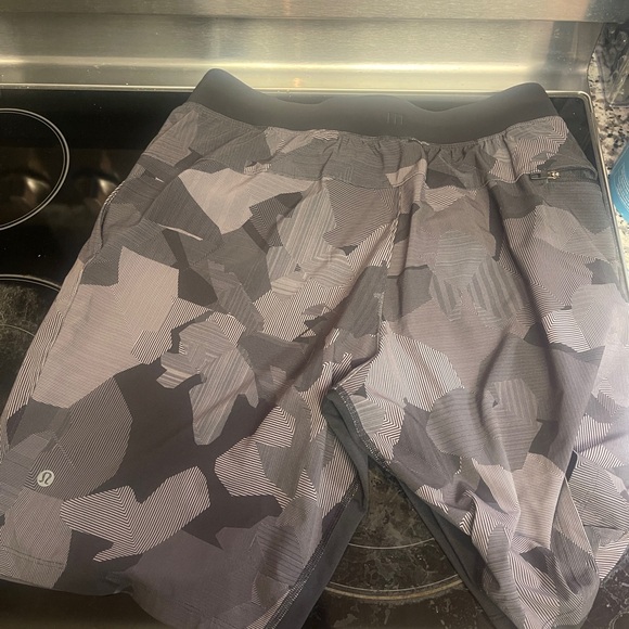 Lululemon T.H.E. Linerless short 9” Size M - Picture 2 of 3